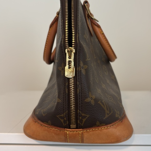 LOUIS Vuitton bag - Picture 2 of 5